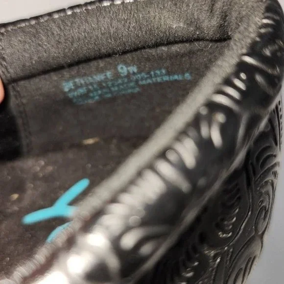 YUU Bethanee Womens Tooled Faux Leather Floral Slip On Clogs Shoes Black Size 9M - Picture 10 of 10